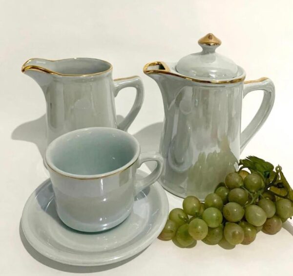 Conjunto de porcelana para chá com bule e leiteira