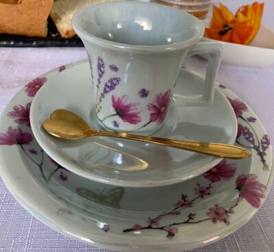 Conjunto de xícara, pires e prato de lanche em porcelana com estampa floral