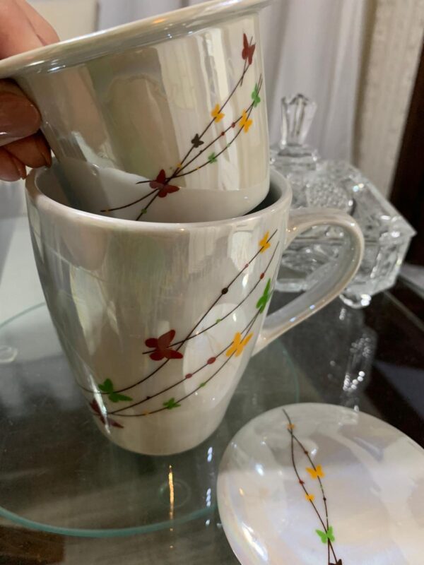 Caneca de porcelana infusora borboletas com tampa