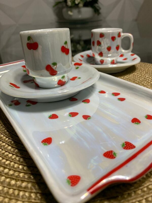 Conjunto de Xícaras de Porcelana com Estampas de Morango e Cereja