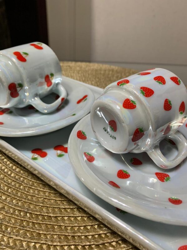 Conjunto de Xícaras de Porcelana com Estampas de Morango e Cereja