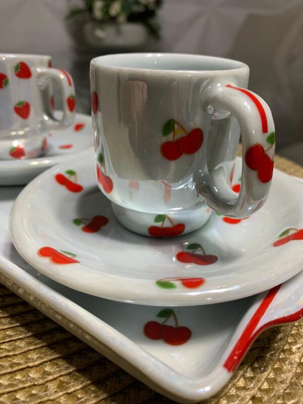 Conjunto de Xícaras de Porcelana com Estampas de Morango e Cereja