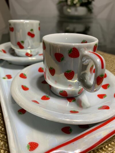 Conjunto de Xícaras de Porcelana com Estampas de Morango e Cereja