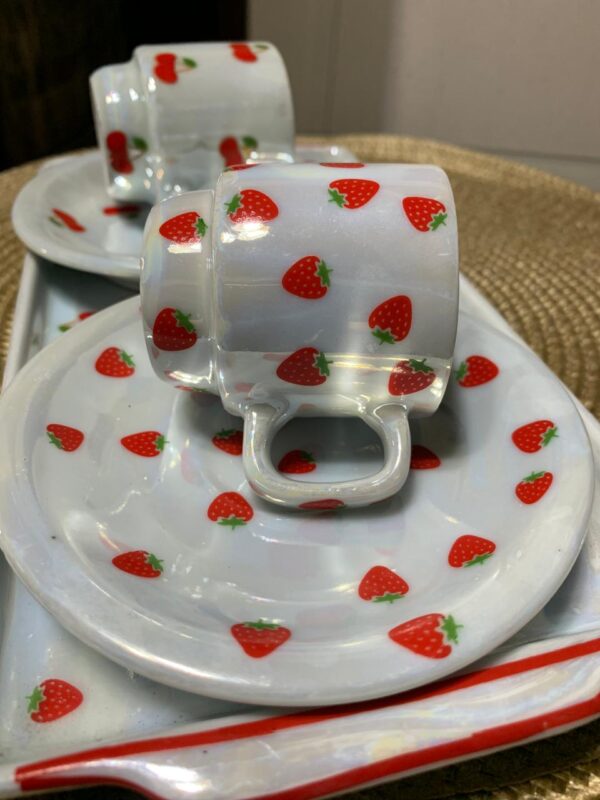 Conjunto de Xícaras de Porcelana com Estampas de Morango e Cereja