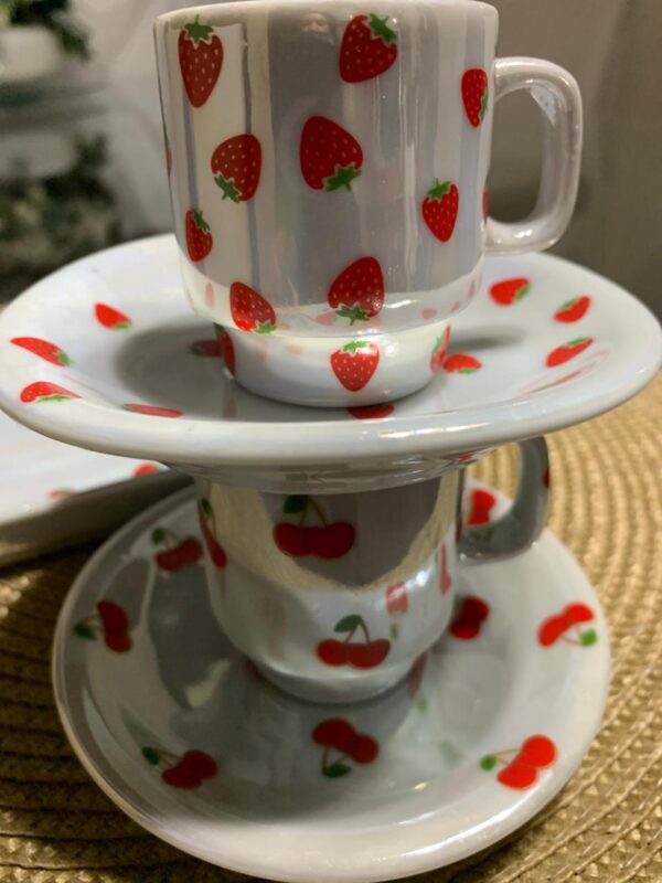 Conjunto de Xícaras de Porcelana com Estampas de Morango e Cereja