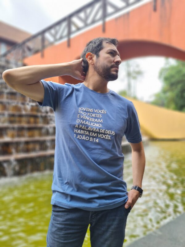Camiseta Masculina Azul – “Jovens, Vocês São Fortes” (1 João 2:14) - Imagem 2