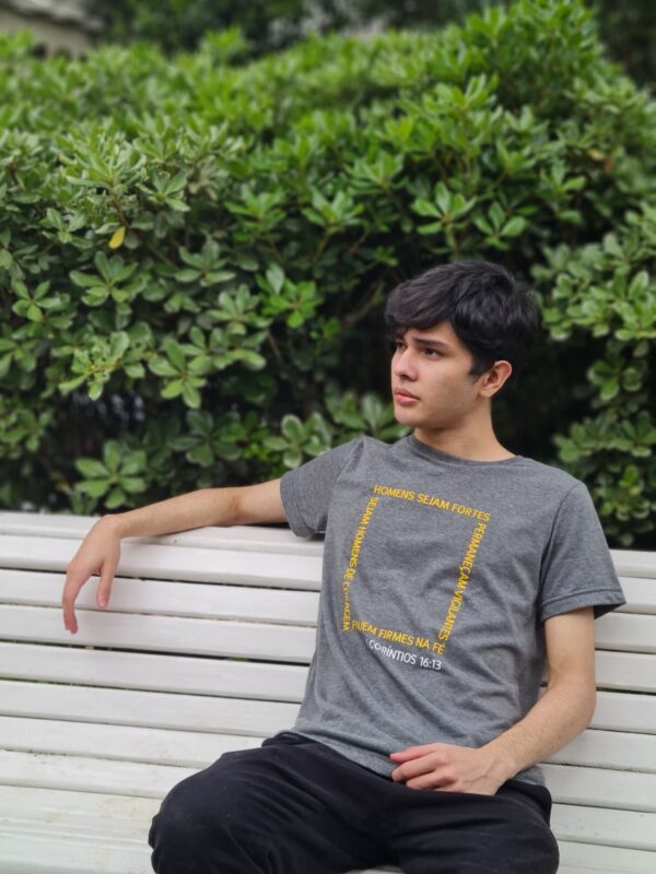 Camiseta Masculina Cinza – “Homens Sejam Fortes” (I Coríntios 16:13) - Imagem 2