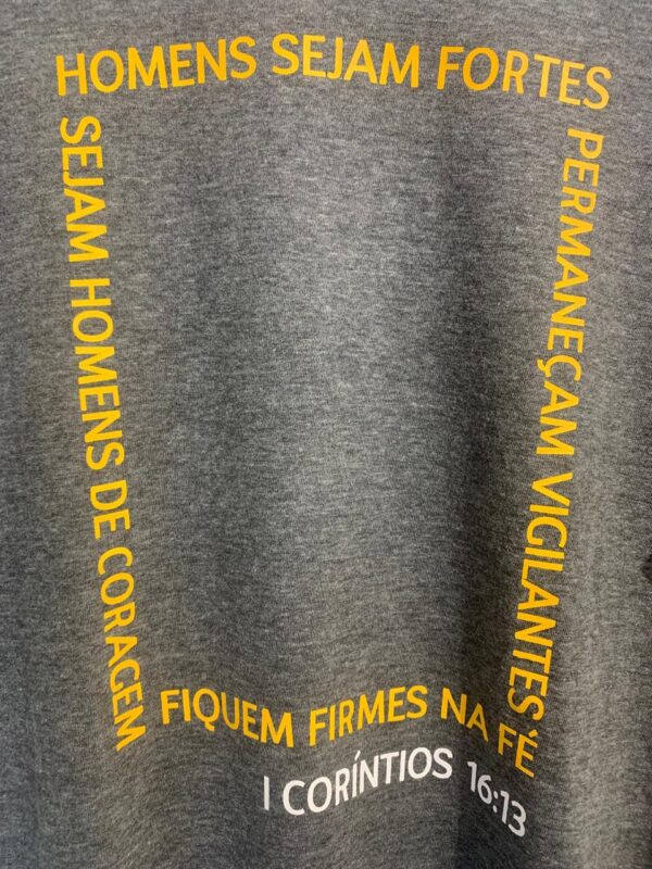 Camiseta Masculina Cinza – “Homens Sejam Fortes” (I Coríntios 16:13) - Imagem 3
