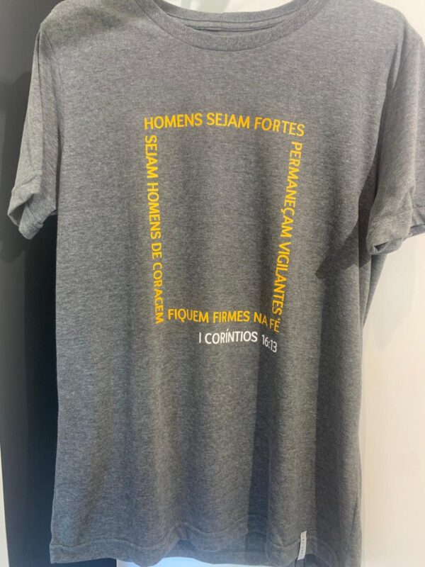 Camiseta Masculina Cinza – “Homens Sejam Fortes” (I Coríntios 16:13) - Imagem 4