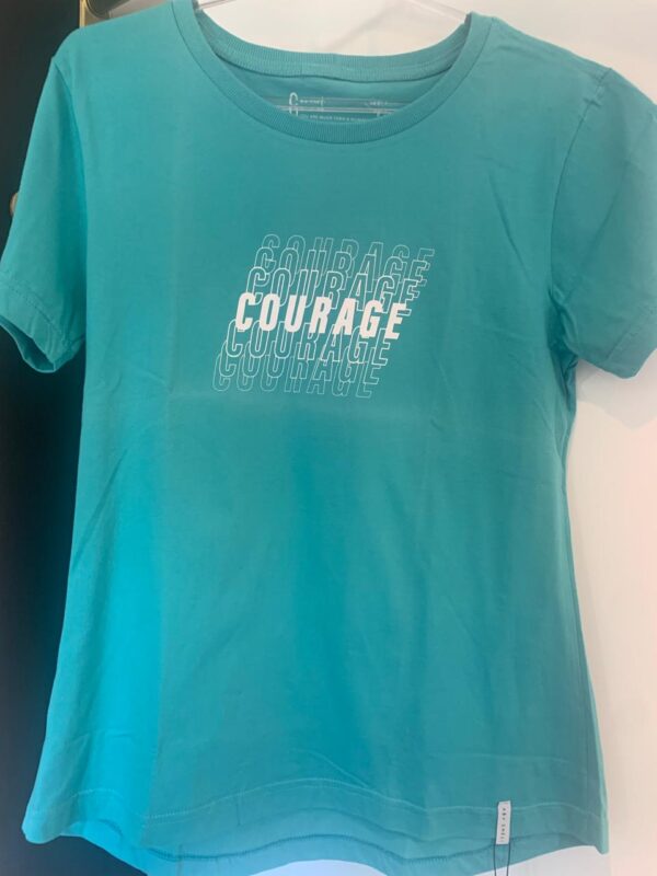 Camiseta Feminina Verde Água – “Courage” (Coragem) - Imagem 3
