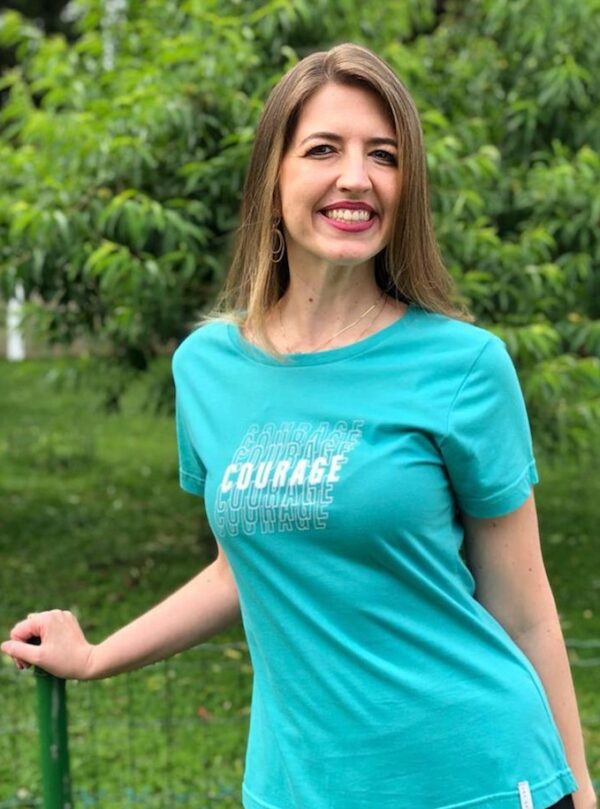 Camiseta Feminina Verde Água – “Courage” (Coragem) - Imagem 2