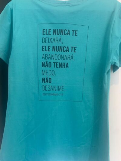 Camiseta Feminina Azul – “Ele Nunca Te Deixará” (Deuteronômio 31:8)