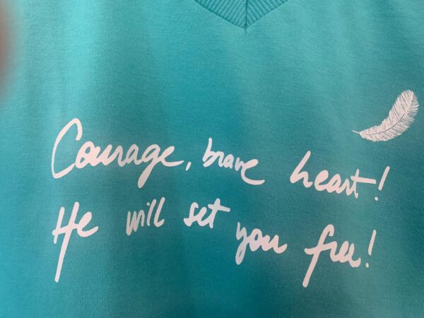 Camiseta Feminina Verde Água – “Courage, Brave Heart!” (Ele te libertará) - Imagem 2