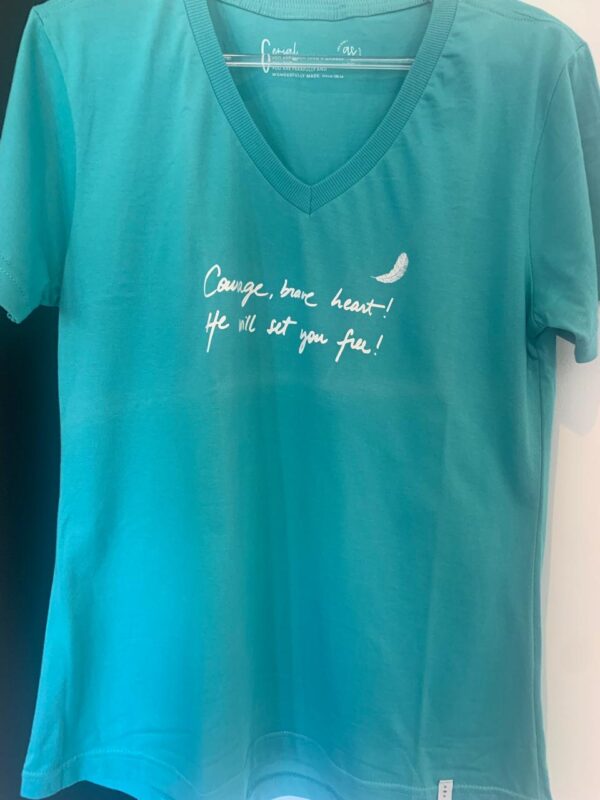 Camiseta Feminina Verde Água – “Courage, Brave Heart!” (Ele te libertará) - Imagem 3