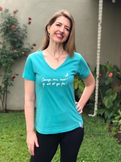 Camiseta Feminina Verde Água – “Courage, Brave Heart!” (Ele te libertará)