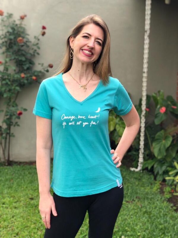 Camiseta Feminina Verde Água – “Courage, Brave Heart!” (Ele te libertará)