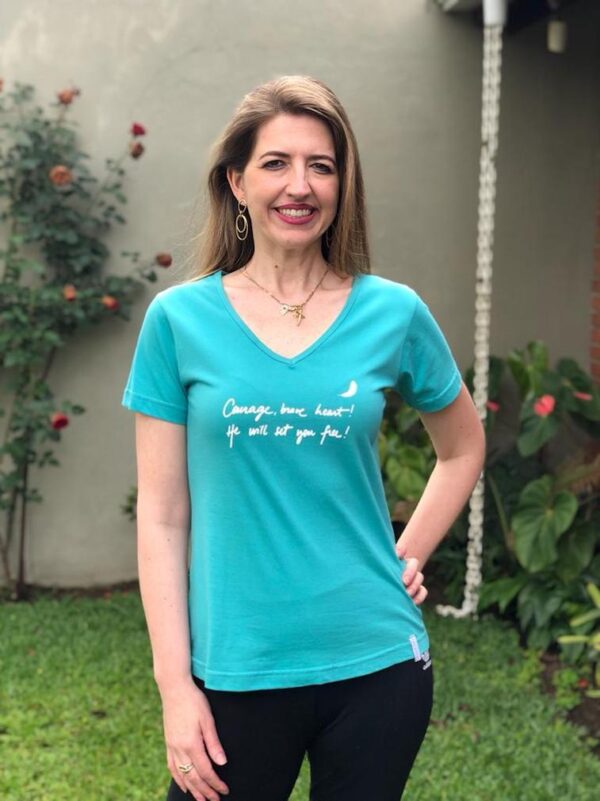 Camiseta Feminina Verde Água – “Courage, Brave Heart!” (Ele te libertará) - Imagem 4