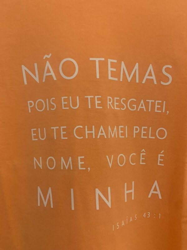 Camiseta Feminina Laranja – “Não Temas, Pois Eu Te Resgatei” (Isaías 43:1) - Imagem 2
