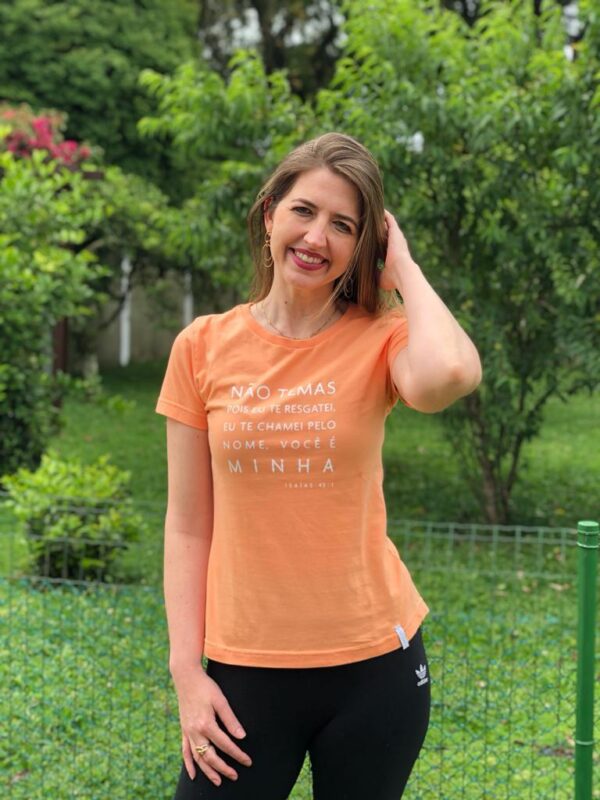 Camiseta Feminina Laranja – “Não Temas, Pois Eu Te Resgatei” (Isaías 43:1) - Imagem 3