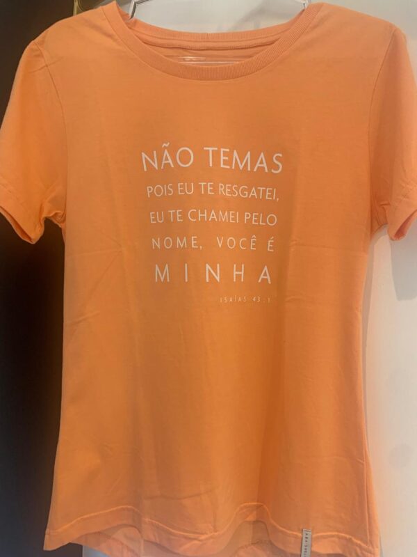 Camiseta Feminina Laranja – “Não Temas, Pois Eu Te Resgatei” (Isaías 43:1) - Imagem 4
