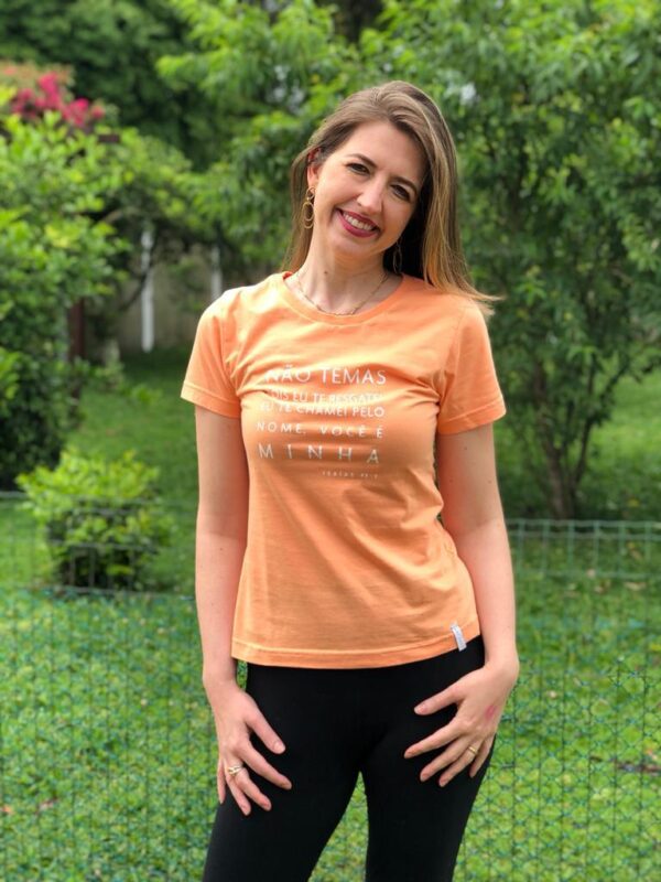 Camiseta Feminina Laranja – “Não Temas, Pois Eu Te Resgatei” (Isaías 43:1) - Imagem 5