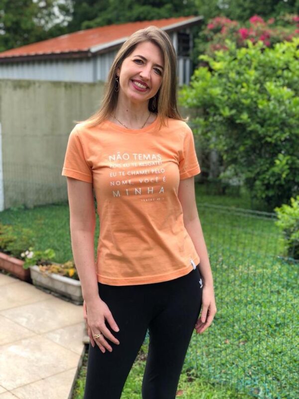 Camiseta Feminina Laranja – “Não Temas, Pois Eu Te Resgatei” (Isaías 43:1)