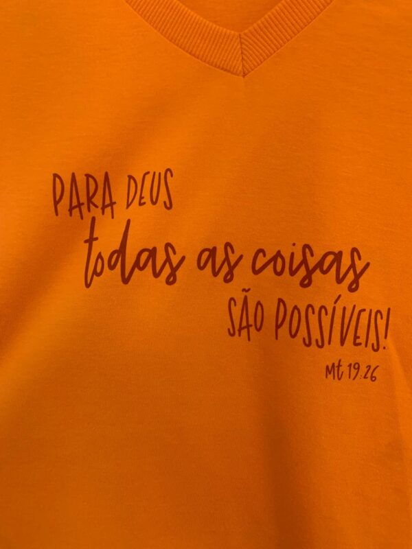 Camiseta Feminina Laranja – “Para Deus Todas as Coisas São Possíveis” (Mateus 19:26) - Imagem 2
