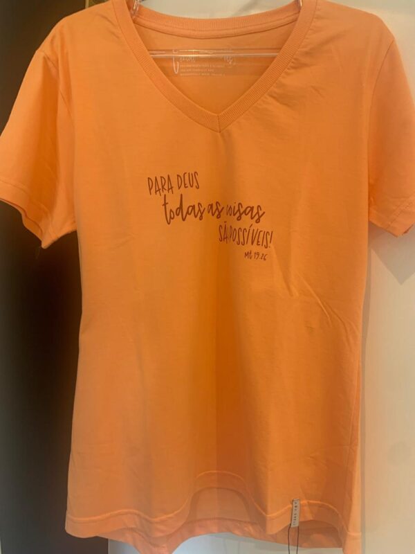 Camiseta Feminina Laranja – “Para Deus Todas as Coisas São Possíveis” (Mateus 19:26) - Imagem 3