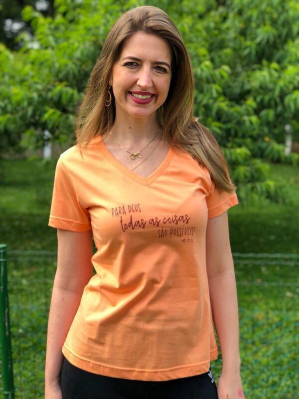 Camiseta Feminina Laranja – “Para Deus Todas as Coisas São Possíveis” (Mateus 19:26) - Imagem 4