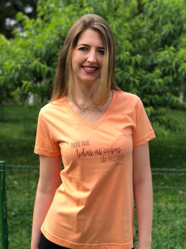 Camiseta Feminina Laranja – “Para Deus Todas as Coisas São Possíveis” (Mateus 19:26) - Imagem 5