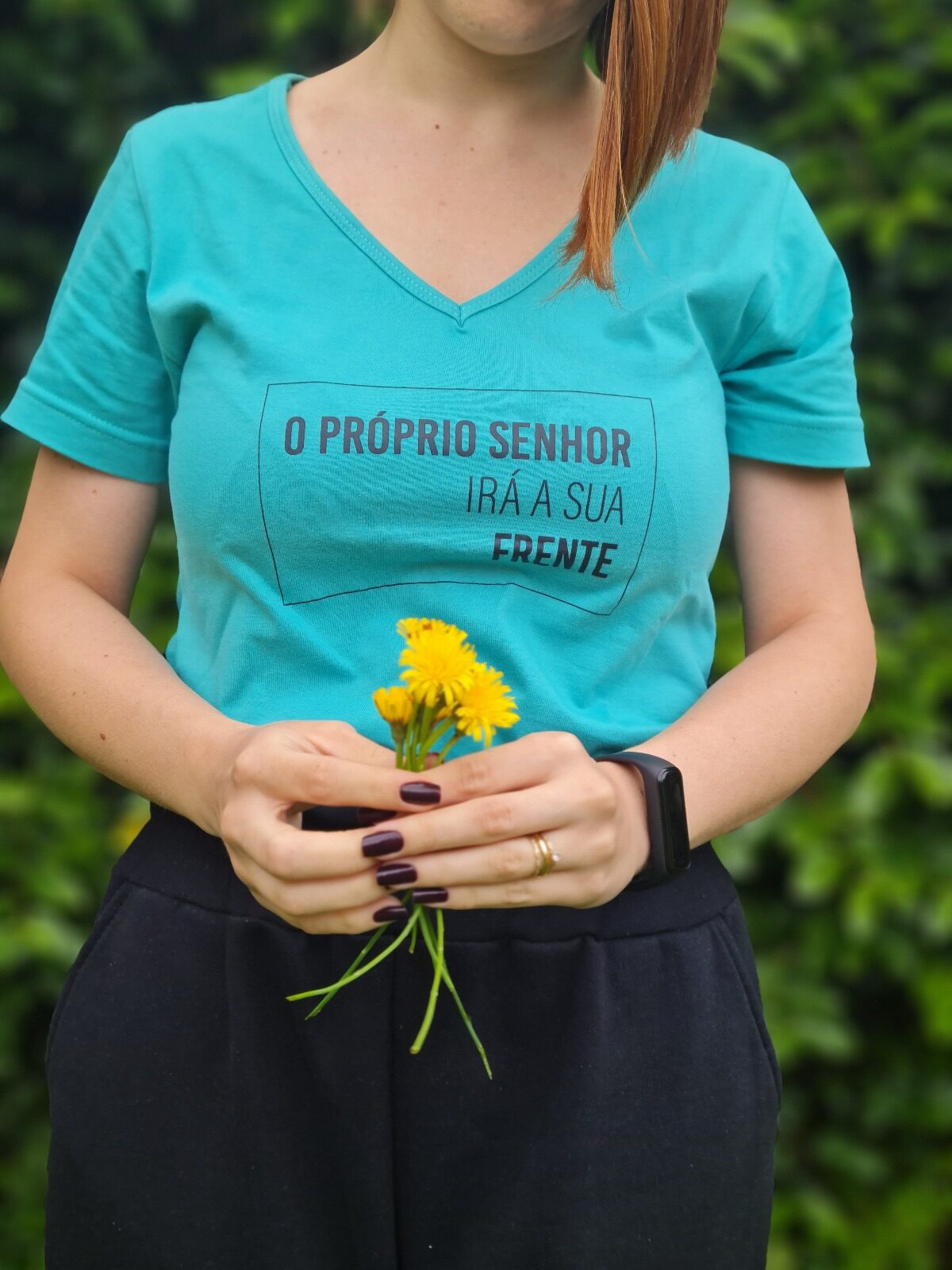 Camiseta Feminina Azul Turquesa – “O Próprio Senhor Irá à Sua Frente” (Deuteronômio 31:8)