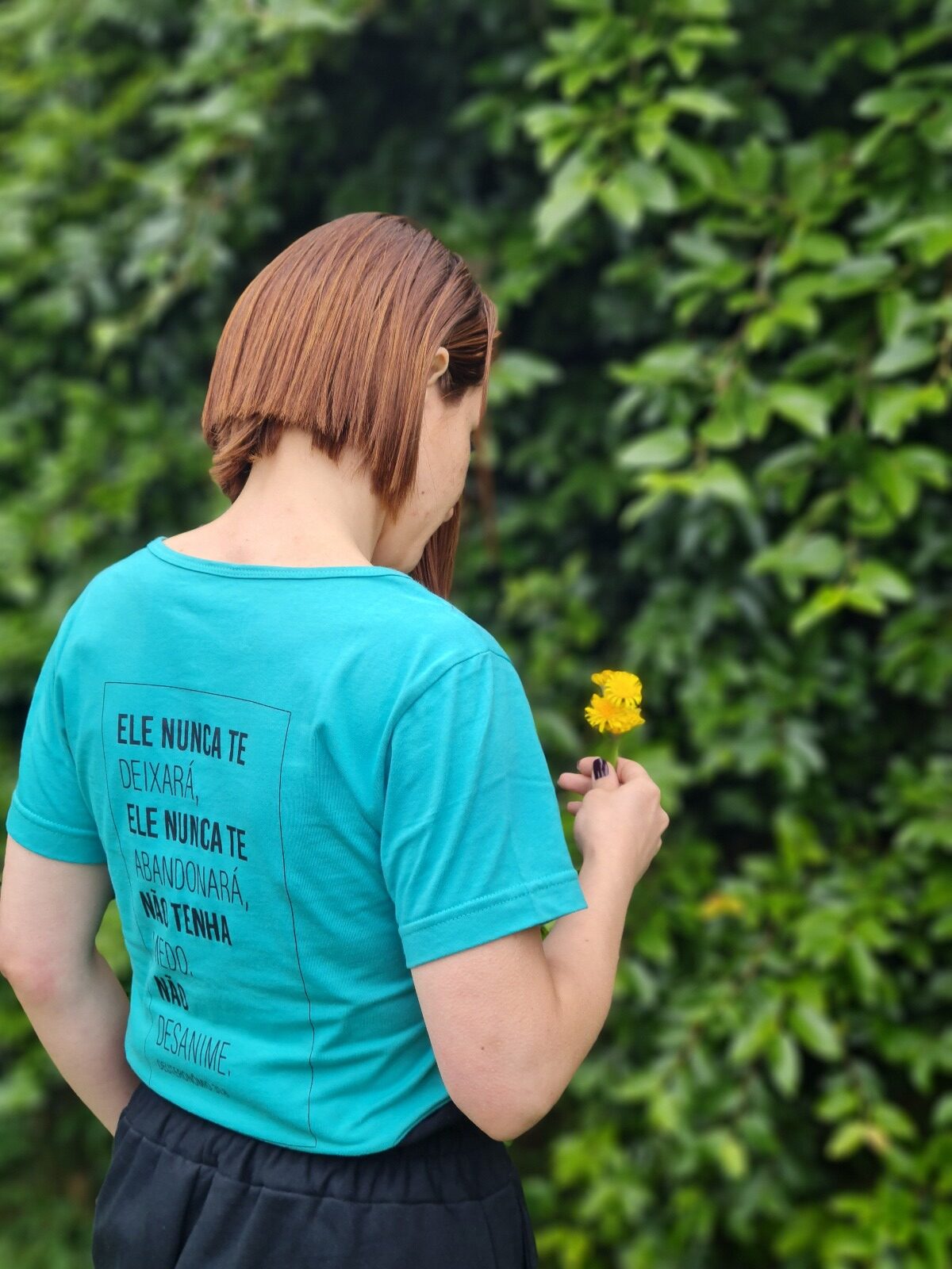 Camiseta Feminina Azul Turquesa – “O Próprio Senhor Irá à Sua Frente” (Deuteronômio 31:8) - Imagem 2