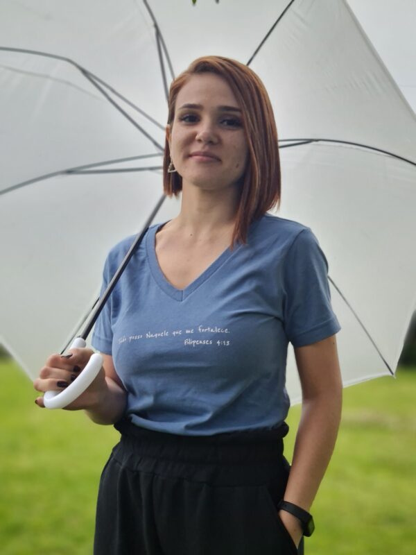 Camiseta Feminina Azul – “Tudo Posso Naquele Que Me Fortalece” (Filipenses 4:13) - Imagem 2
