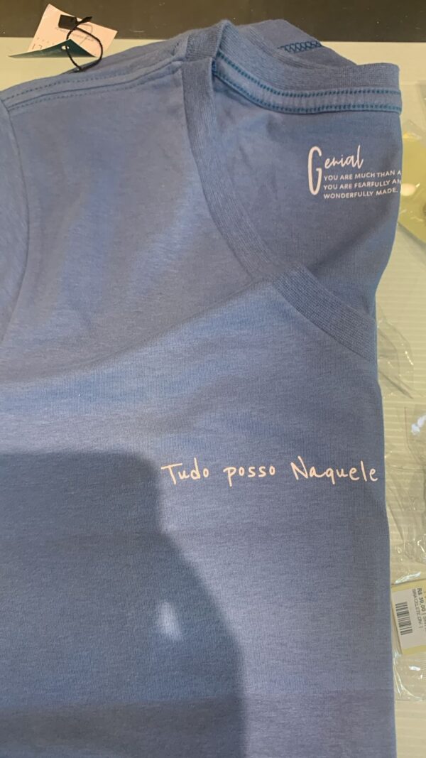 Camiseta Feminina Azul – “Tudo Posso Naquele Que Me Fortalece” (Filipenses 4:13) - Imagem 4
