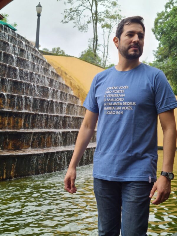 Camiseta Masculina Azul – “Jovens, Vocês São Fortes” (1 João 2:14)