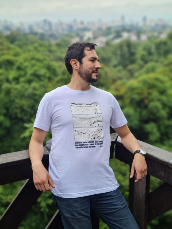 Camiseta Masculina Branca – “Seja Forte e Corajoso” (Josué 1:9) - Imagem 2