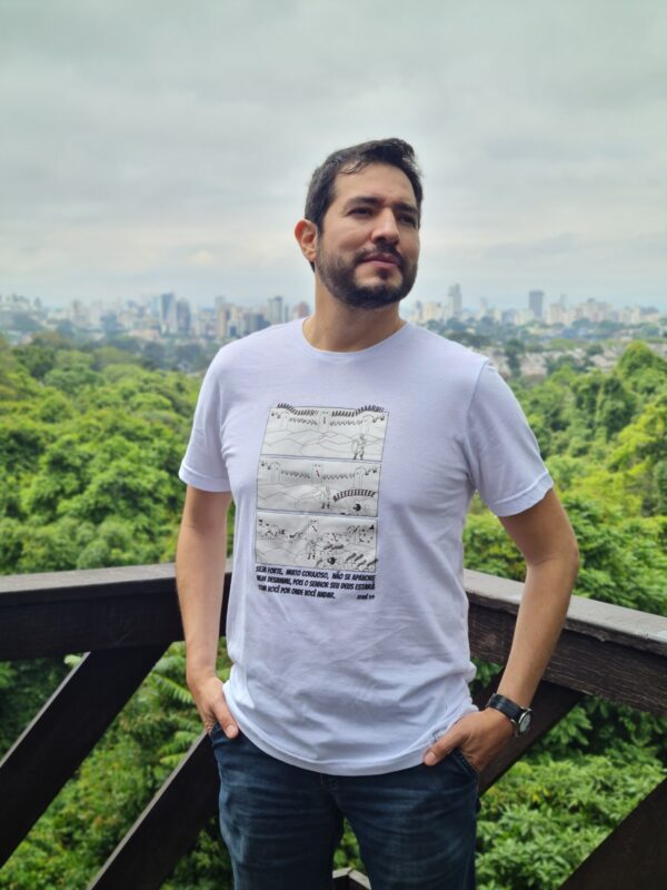 Camiseta Masculina Branca – “Seja Forte e Corajoso” (Josué 1:9)