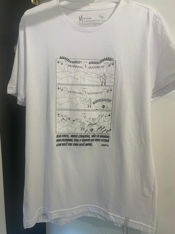 Camiseta Masculina Branca – “Seja Forte e Corajoso” (Josué 1:9) - Imagem 4