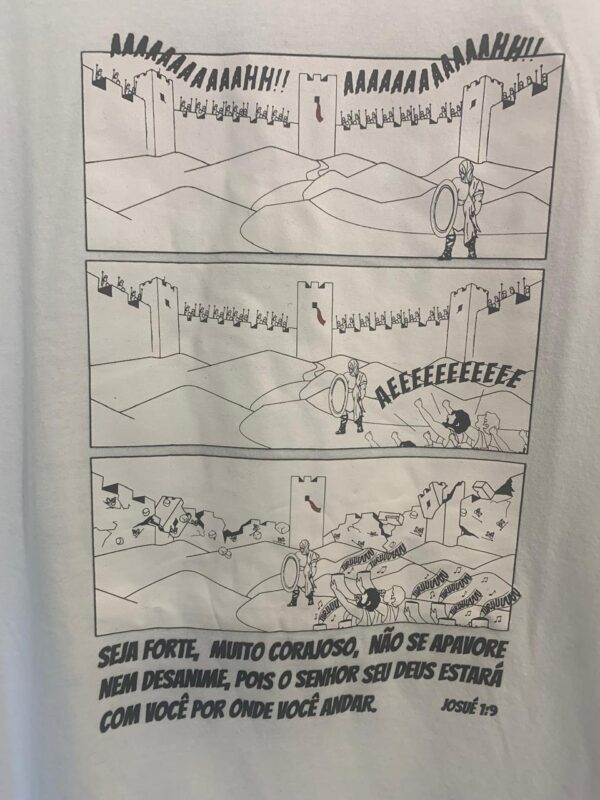 Camiseta Masculina Branca – “Seja Forte e Corajoso” (Josué 1:9) - Imagem 3
