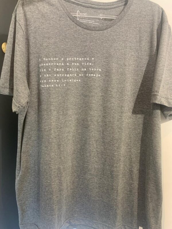 Camiseta Masculina Cinza – “O Senhor o Protegerá” (Salmos 41:2) - Imagem 3