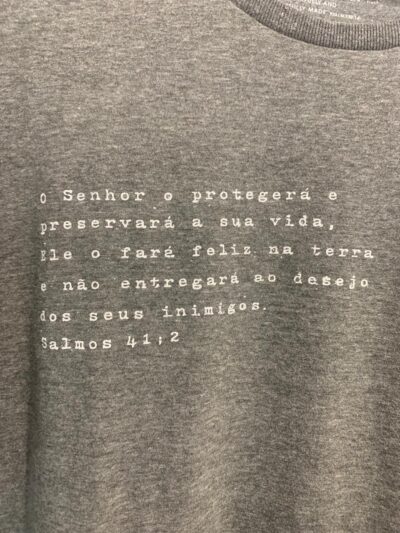 Camiseta Masculina Cinza – “O Senhor o Protegerá” (Salmos 41:2)