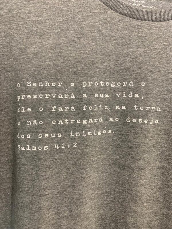 Camiseta Masculina Cinza – “O Senhor o Protegerá” (Salmos 41:2)