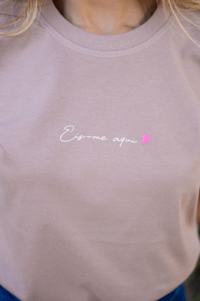 Tshirt Eis-me Aqui Coração Rosa