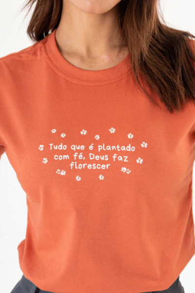 Tshirt Tudo Que é Plantado com Fé, Deus faz Florescer